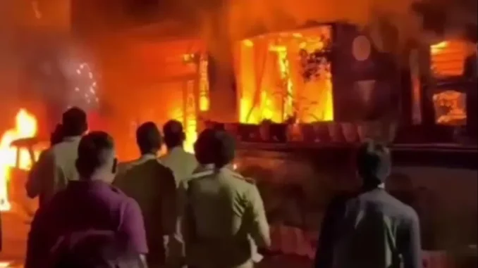 इंदौर में कार के चार्जिंग प्वाइंट में हुए धमाके के बाद मकान में आग लगी, सात लोगों की मौत