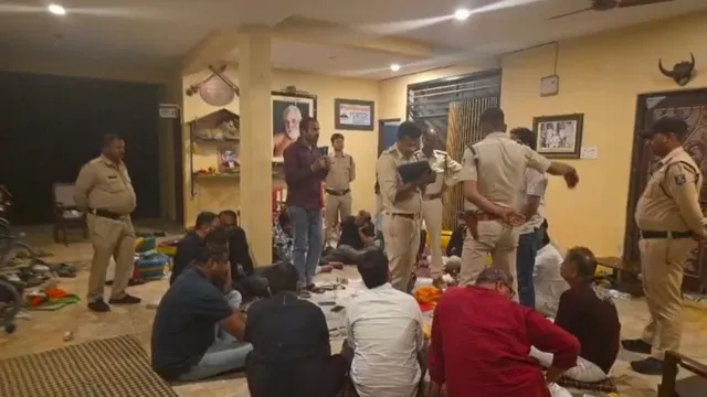 आईएएस अफसर के फार्म हाउस में पकड़े गए 18 जुआरी, अफसर की शिकायत ‘अवैध तौर पर घुसे थे लोग’