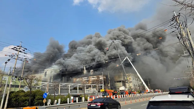 दक्षिण कोरिया के कारखाने में आग लगने से कम से कम 10 लोगों की मौत : अधिकारी