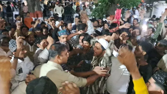 खंडवा में सोशल मीडिया पर आपत्तिजनक पोस्ट को लेकर विवाद, थाने के सामने उग्र प्रदर्शन