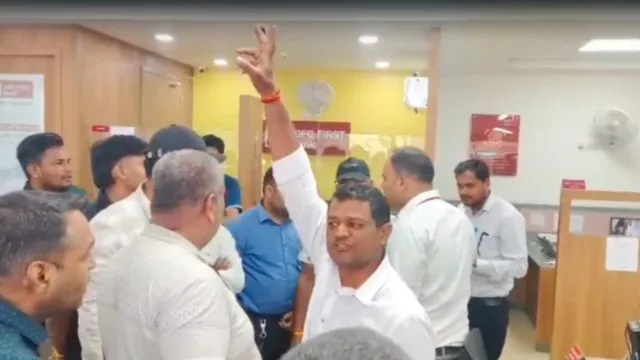 धार में एनओसी देने पर आनाकानी से परेशान किसान परिवार ने बैंक के अंदर ढोल बजाकर किया डांस