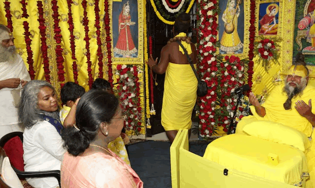 राष्ट्रपति द्रौपदी मुर्मू ने संत प्रेमानंद महाराज से मुलाकात की, आध्यात्मिक चर्चा की