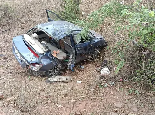 दमोह में अनियंत्रित होकर पलटी कार, दो की मौत, चार घायल