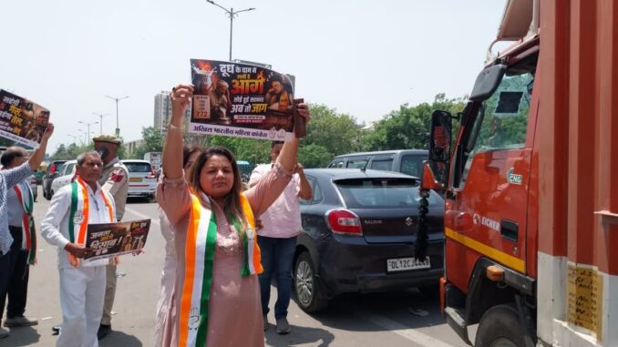 पेट्रोल-डीजल और दूध की बढ़ी कीमतों के खिलाफ दिल्ली कांग्रेस का प्रदर्शन