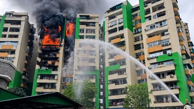 गाजियाबाद में ई-कार में चार्जिंग के दौरान लगी आग, 15 लोगों ने पड़ोसी बिल्डिंग में कूदकर बचाई जान