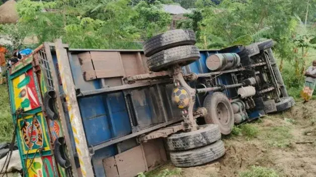 मध्य बांग्लादेश में ट्रक पलटा, कम से कम 15 लोगों की मौत हो गई