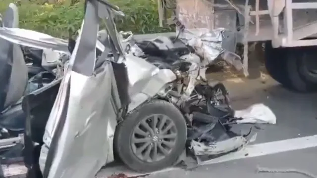 हैदराबाद में सड़क किनारे खड़ी लॉरी को तेज रफ्तार कार ने मारी टक्कर, छह लोगों की मौत
