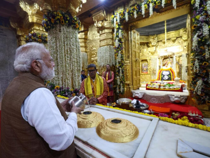 सोमनाथ अमृत महोत्सव : प्रधानमंत्री मोदी ने सोमनाथ मंदिर में की 'महा पूजा', एयरशो देखा