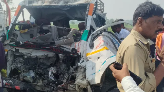 लखीमपुर खीरी में भीषण सड़क हादसा: वैन और ट्रक की टक्कर में 10 लोगों की मौत
