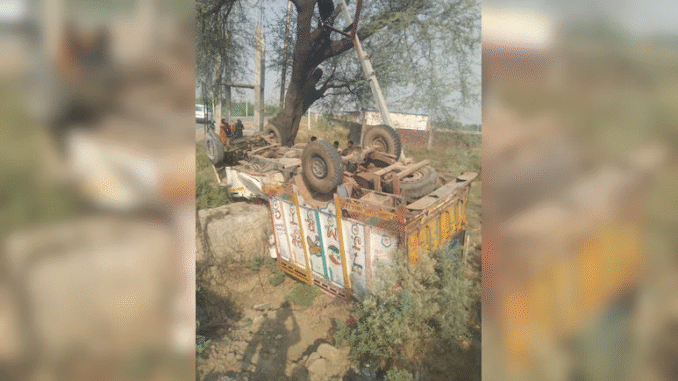 भिंड में श्रद्धालुओं को ले जा रहा पिक-अप ट्रक पेड़ से टकराया, तीन लोगों की मौत