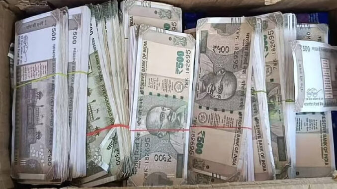 इंदौर में 500 रुपये के नोट जैसी 566 गड्डियां लावारिस मिलीं, केवल 84 नोट असली निकले