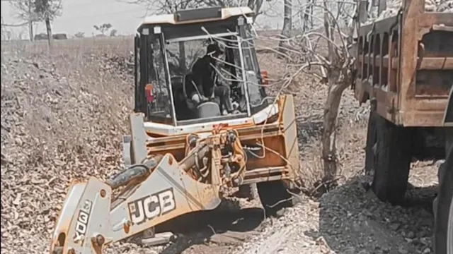 खंडवा में अवैध मुरम उत्खनन रोकने पहुंचे पटवारी को ट्रैक्टर से कुचलकर हत्या का प्रयास