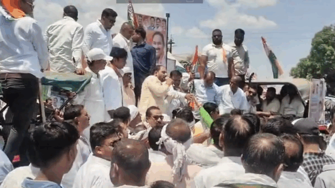 इंदौर में किसानों के मुद्दों को लेकर कांग्रेस का राजमार्ग पर चक्काजाम, वाहनों की लंबी कतारें लगीं