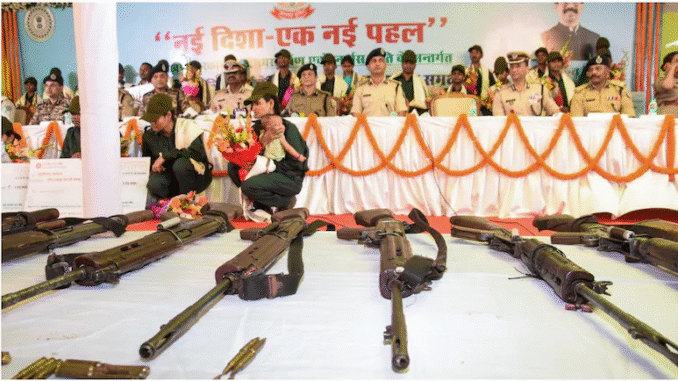 रांची में 27 माओवादियों ने पुलिस के सामने आत्मसमर्पण किया