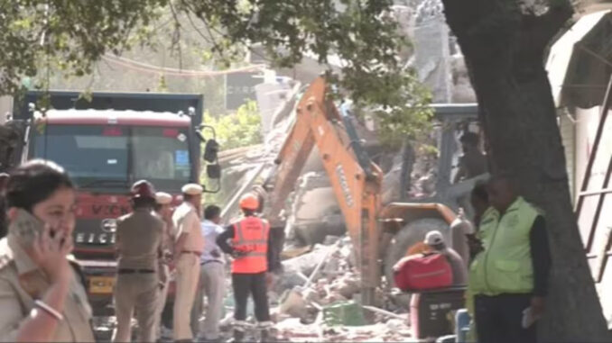 साकेत मेट्रो स्टेशन के पास तीन मंजिला इमारत ढहने से युवक की मौत