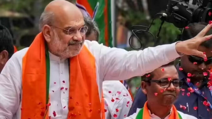 अमित शाह ने कोलकाता पहुंचने के बाद दक्षिणेश्वर काली मंदिर में पूजा-अर्चना की