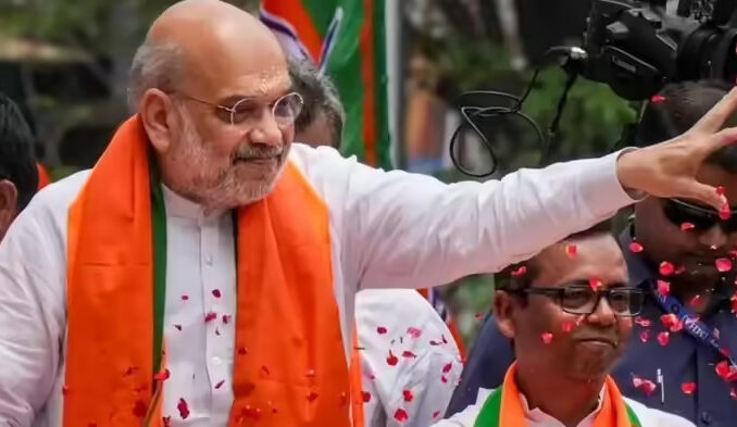 अमित शाह ने कोलकाता पहुंचने के बाद दक्षिणेश्वर काली मंदिर में पूजा-अर्चना की