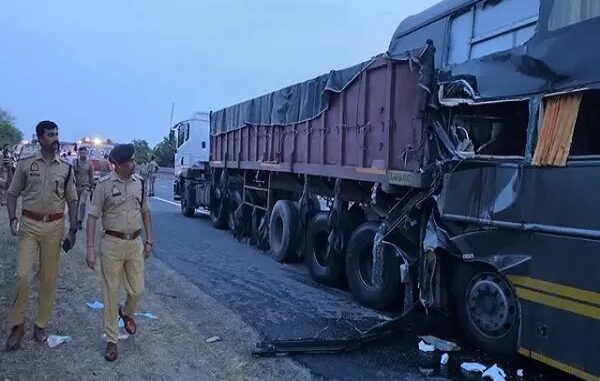 मथुरा में यमुना एक्सप्रेसवे पर डबल-डेकर बस के ट्रक से टकराने से चार लोगों की मौत, 25 अन्य घायल