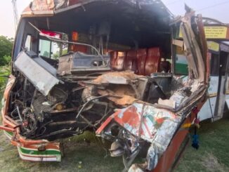 उप्र : बहराइच-सीतापुर मार्ग पर बस-ट्रक की टक्कर में 17 घायल; दो की हालत गंभीर