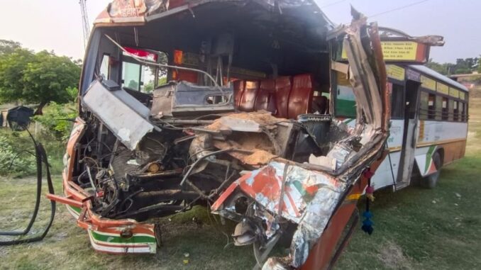 उप्र : बहराइच-सीतापुर मार्ग पर बस-ट्रक की टक्कर में 17 घायल; दो की हालत गंभीर
