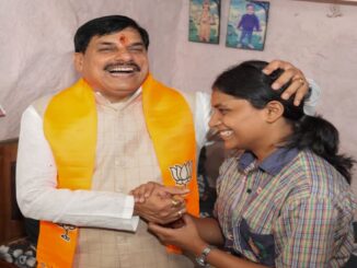 मुख्यमंत्री मोहन यादव ई-स्कूटर से भोपाल की बस्ती पहुंचे, 12वीं की प्रदेश टॉपर छात्रा को दी बधाई
