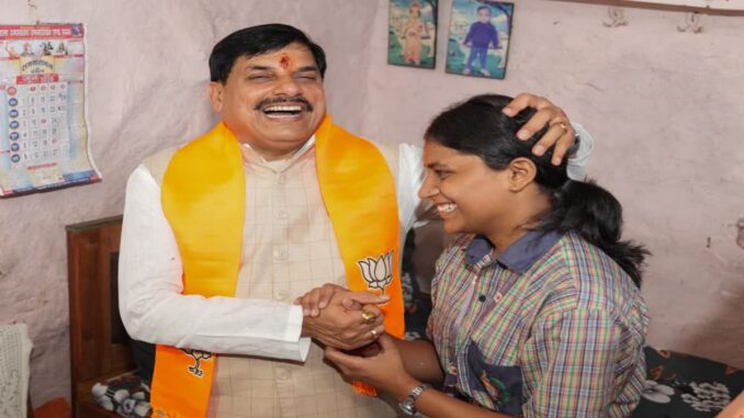 मुख्यमंत्री मोहन यादव ई-स्कूटर से भोपाल की बस्ती पहुंचे, 12वीं की प्रदेश टॉपर छात्रा को दी बधाई