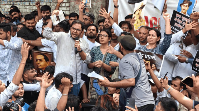 जंतर मंतर पर कॉकरोच जनता पार्टी का प्रदर्शन शुरू, दिल्ली में सुरक्षा बढ़ाई गई
