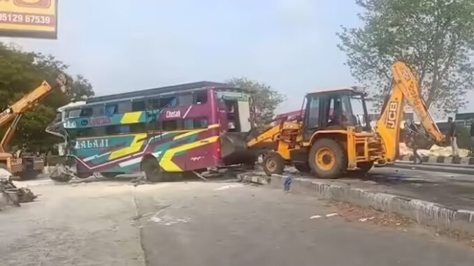वडोदरा में बस के ट्रक से टकराने के कारण छह लोगों की मौत, 20 घायल