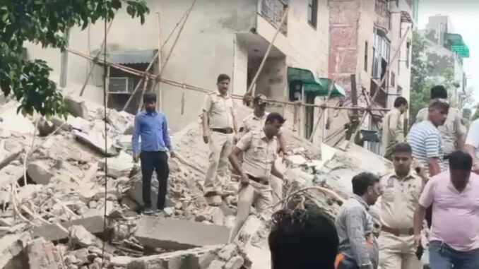 दिल्ली रोहिणी हादसा : इमारत ढहने की घटना में मरने वालों की संख्या बढ़कर तीन हुई, प्राथमिकी दर्ज