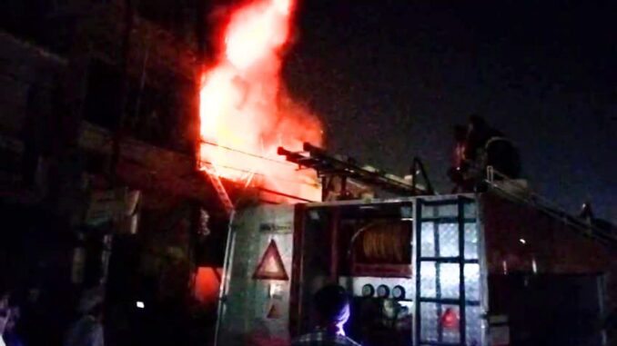 दिल्ली : जनकपुरी में इलेक्ट्रॉनिक सामान के बहुमंजिला शोरूम में आग लगी; लाखों का सामान जलकर खाक हुआ