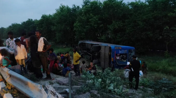 आगरा-लखनऊ एक्सप्रेसवे पर ‘स्लीपर’ बस और कार की टक्कर में पांच लोगों की मौत