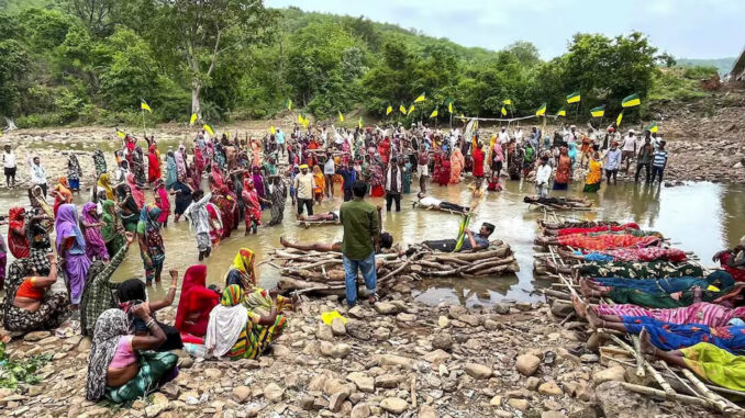 केन-बेतवा : प्रशासन ने प्रदर्शन स्थल से आंदोलनकारियों को हटाया