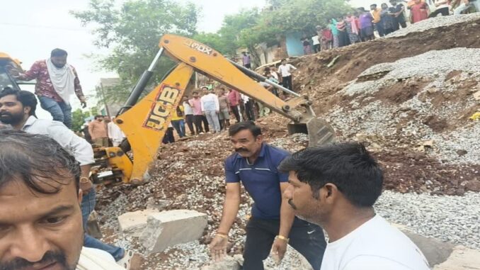 ग्वालियर में दीवार ढहने से महिला की मौत, दो लोग घायल