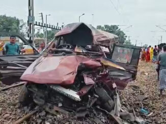 पश्चिम बंगाल में समपार फाटक पर ट्रेन की टक्कर से वाहन में सवार दो स्कूली छात्र समेत तीन लोगों की मौत