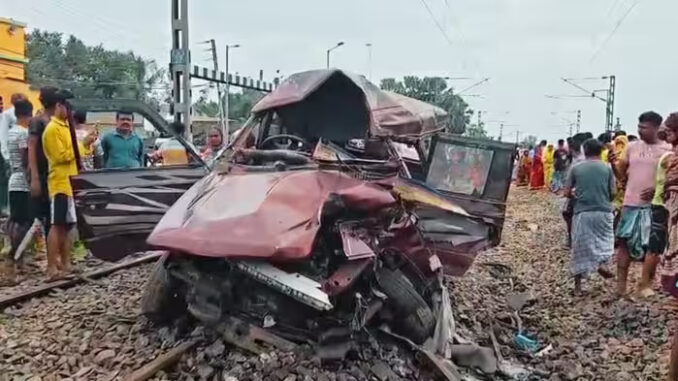 पश्चिम बंगाल में समपार फाटक पर ट्रेन की टक्कर से वाहन में सवार दो स्कूली छात्र समेत तीन लोगों की मौत
