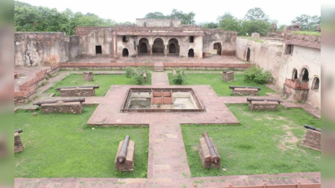 नरवर किले से 400 साल पुरानी तोप चोरी