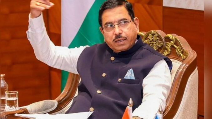 प्रह्लाद जोशी ने शिक्षा मंत्री का कार्यभार संभाला