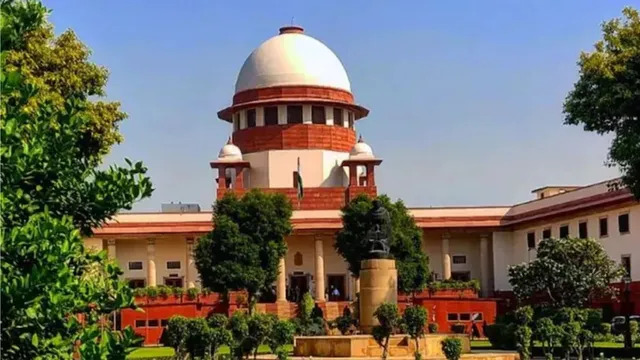 उच्चतम न्यायालय ने नौवीं कक्षा से तीसरी भाषा लागू करने की सीबीएसई की नीति पर जतायी चिंता