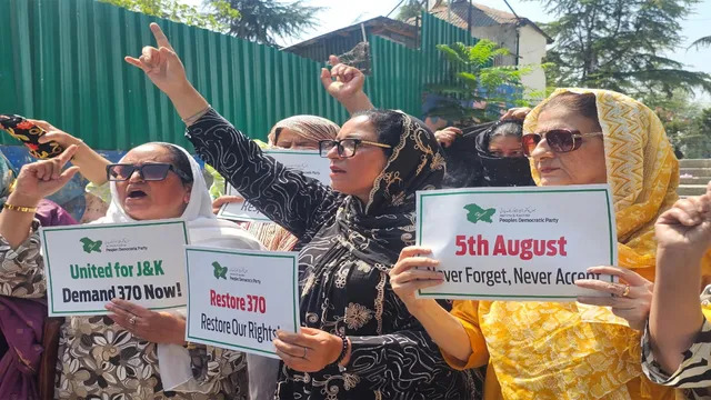 जम्मू कश्मीर : अनुच्छेद 370 हटाए जाने के सात वर्ष पूरे, नेशनल कॉन्फ्रेंस के नेताओं का प्रदर्शन