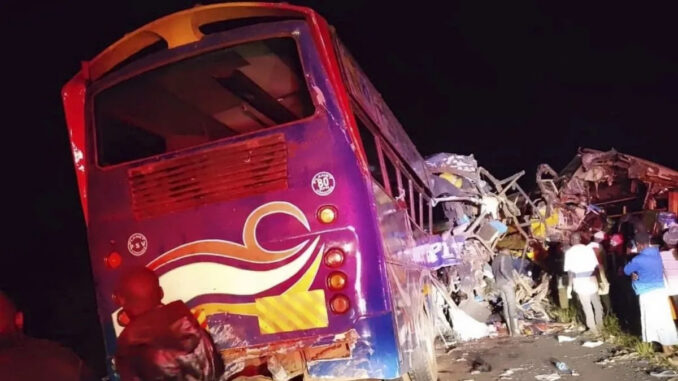 युगांडा में ट्रक और टैक्सी की टक्कर में कम से कम 14 लोगों की मौत