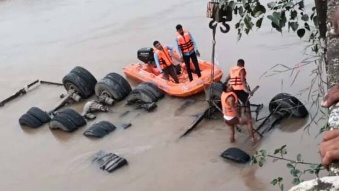दमोह में सीमेंट से भरा ट्रक नदी में गिरा, दो लोगों की मौत