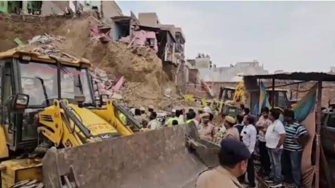 मथुरा में बहुमंजिला इमारत की शटरिंग गिर जाने से तीन मजदूरों की दबकर मौत, कई अन्य घायल