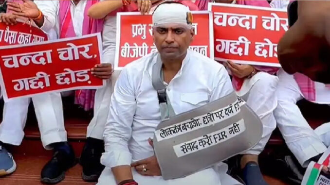 उप्र : सपा विधायक विधान भवन परिसर में धरने पर बैठे