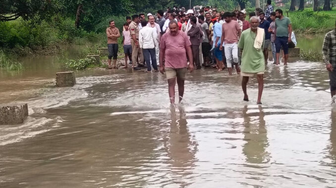 मैहर में उफनता नाला पार करते समय पानी में बही मोटरसाइकिल, तीन लोगों की मौत