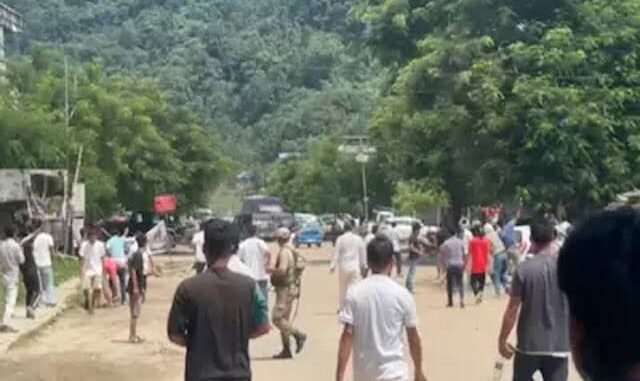 असम-अरुणाचल सीमा पर झड़प, पुलिस ने भीड़ को तितर-बितर करने के लिए हवा में गोलियां चलाईं