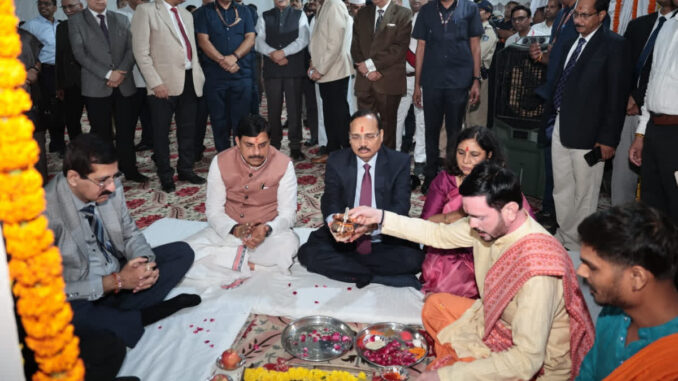 उज्जैन में सीजेआई सूर्यकांत और मुख्यमंत्री मोहन यादव ने न्यायाधीश अतिथि गृह का भूमिपूजन किया