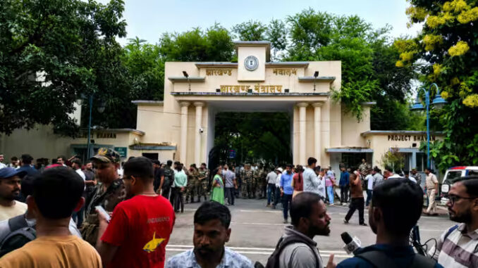 झारखंड: भर्ती परीक्षा रद्द होने के विरोध में सफल उम्मीदवारों का सचिवालय के बाहर प्रदर्शन