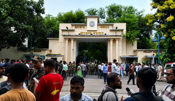 झारखंड: भर्ती परीक्षा रद्द होने के विरोध में सफल उम्मीदवारों का सचिवालय के बाहर प्रदर्शन