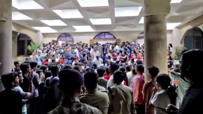 ग्वालियर : एलएनआईपीई के छात्रों का प्रदर्शन जारी, कुलपति को बनाया बंधक