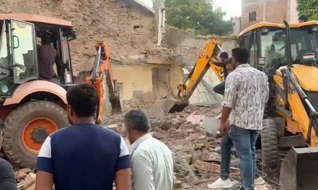 जर्जर मकान ढहाये जाने के दौरान हादसा, मलबे के नीचे दबकर चार महिला मजदूरों की मौत